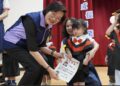 幼兒人生首場畢業典禮不受控跑跳哭鬧現場充滿童趣家長紛紛捕捉畫面