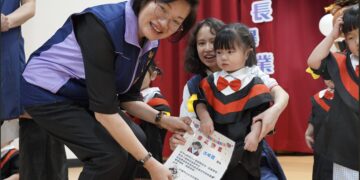幼兒人生首場畢業典禮不受控跑跳哭鬧現場充滿童趣家長紛紛捕捉畫面