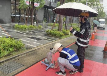 重視用路人安全！新北交通局檢測重新橋引道紅色鋪面     科學數據證實符合道路安全標準