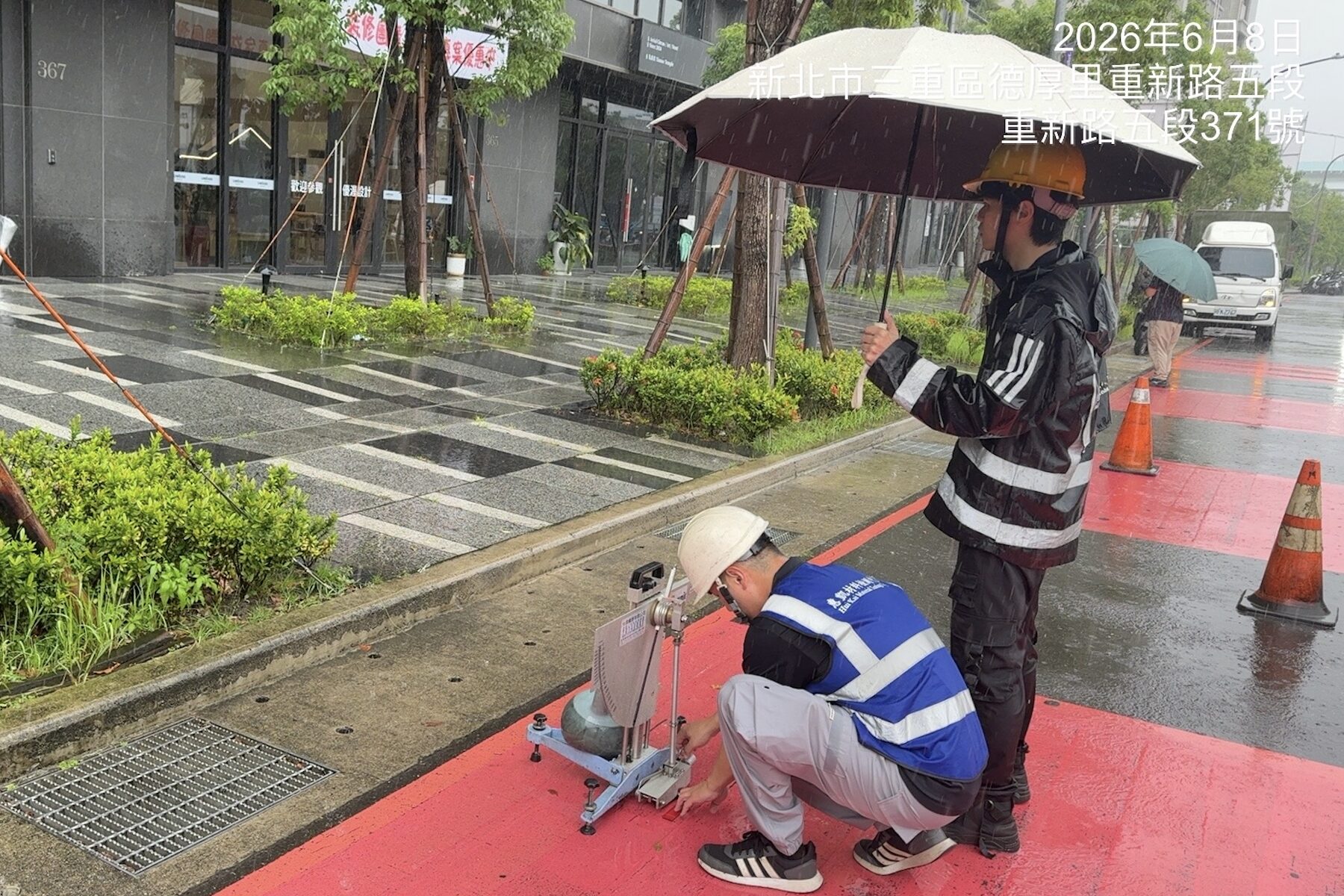 重視用路人安全！新北交通局檢測重新橋引道紅色鋪面     科學數據證實符合道路安全標準