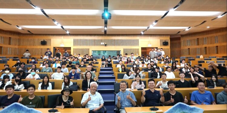 詩人向陽赴虎科大暢談台語詩及歌詞　張信良校長：母語是文化記憶與價值認同的重要載體