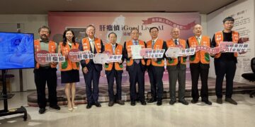 肝基會許金川教授(左四)與捐贈者代表沈慶芳董事長(中)、台大醫學院吳明賢院長(右三)、台大醫院余忠仁院長(左三)、聰泰科技林宏沛總經理(右一)、商之器盤龍董事長(左一)等合作單位合影。
