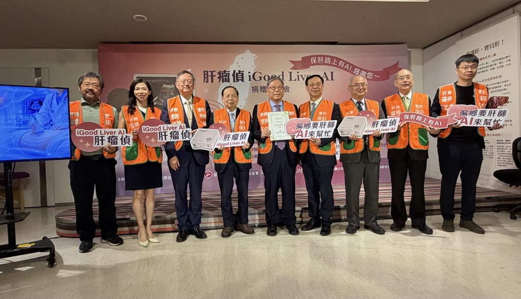 肝基會許金川教授(左四)與捐贈者代表沈慶芳董事長(中)、台大醫學院吳明賢院長(右三)、台大醫院余忠仁院長(左三)、聰泰科技林宏沛總經理(右一)、商之器盤龍董事長(左一)等合作單位合影。
