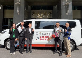 載著大愛出發！金碗國際捐贈復康巴士     伴新北長輩安心就醫就業