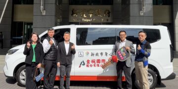 載著大愛出發！金碗國際捐贈復康巴士     伴新北長輩安心就醫就業