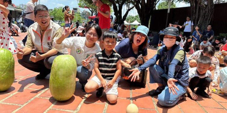端午午時齊聚屏東書院　民眾齊聚立蛋祈好運
