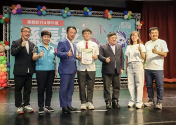 嘉義縣435名學生榮獲縣長獎 翁章梁:韌性與創造力是未來關鍵能力