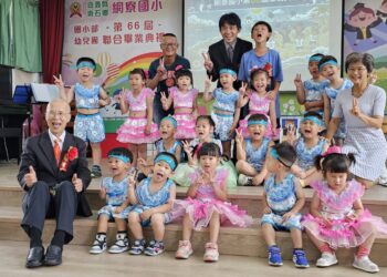 網寮國小畢典邀退休大使 呂慶龍分享駐外趣事