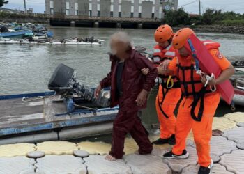 臺南豪雨民眾落海 海巡爭分奪秒救援