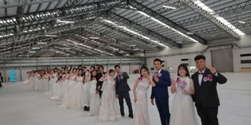 屏東縣民公園浪漫化身婚禮殿堂　30對新人婚禮許下幸福承諾