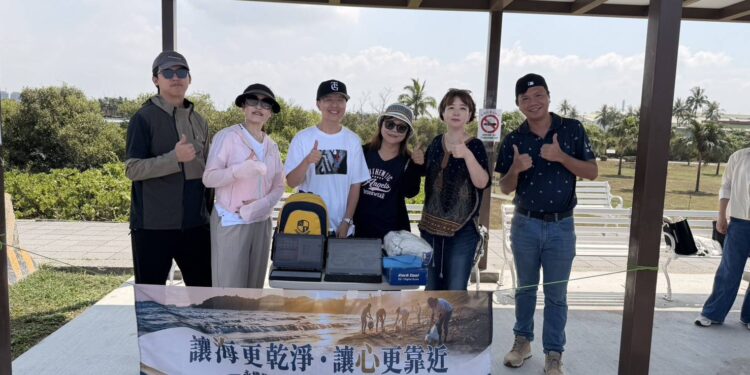 陽光下的彎腰身影 是守護海洋最美的風景　高師大組發班攜手淨灘，用行動傳遞永續力量