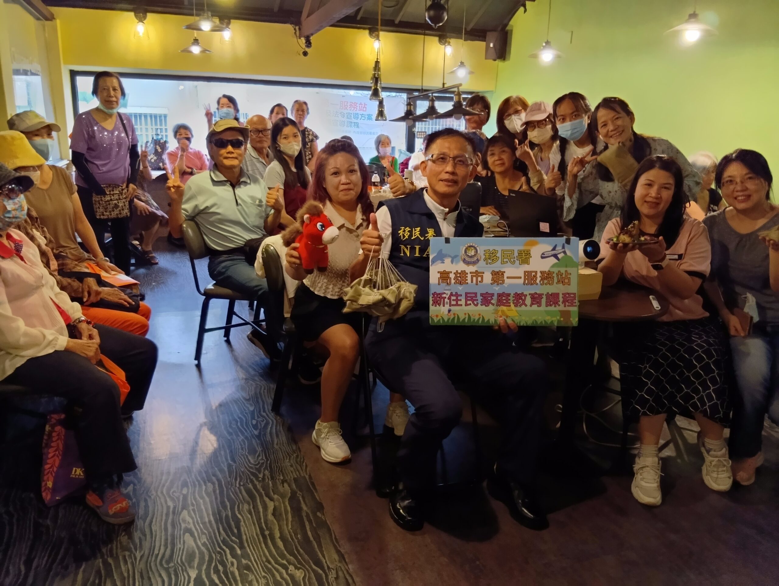 移民署高雄市第一服務站邀新住民體驗端午粽香 小馬哥驚呼「喔!媽媽咪呀,這太好吃了」