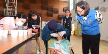 賴香伶化身「糖量小偵探」席地開講 苗栗學童潔牙賽大秀魔法魅力
