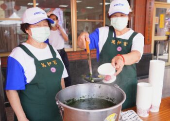 吃粽子配麻芛湯！台中南屯端午萬人踩街  穿木屐「躦鯪鯉」喚醒穿山甲