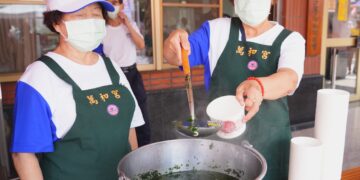 吃粽子配麻芛湯！台中南屯端午萬人踩街  穿木屐「躦鯪鯉」喚醒穿山甲