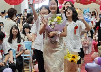 花蓮女中畢業典禮引人   經歷0403強震畢業生新生