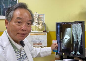原要換膝關節竟變「緊急開腦」 員榮跨科團隊及時攔截隱形殺手