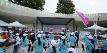 臺中市勞資健行活動熱鬧登場 逾千人齊聚中央公園健康逗陣行
