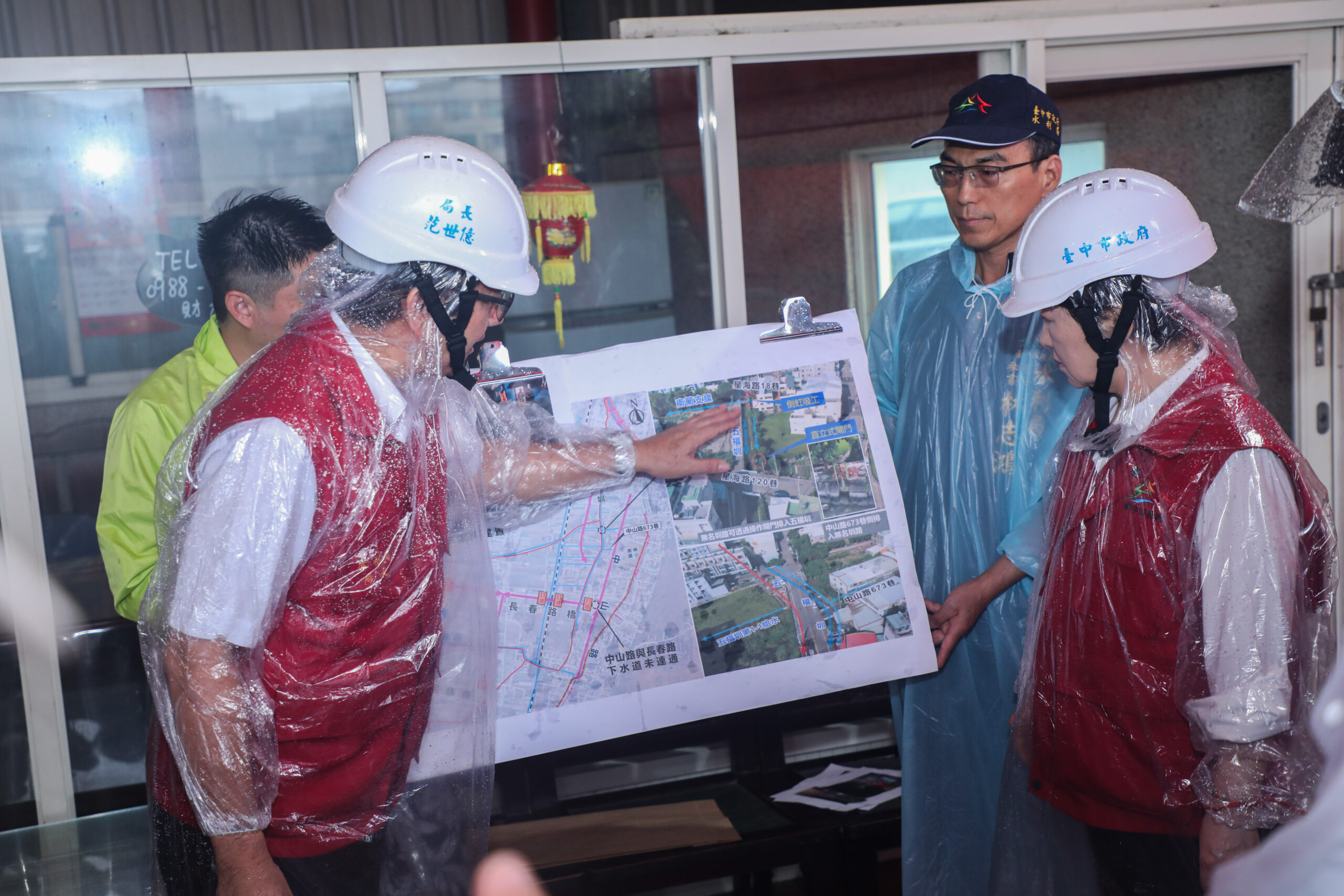 台中市長盧秀燕今（11）日親自先後視察沙鹿區兩處關鍵治水工程3