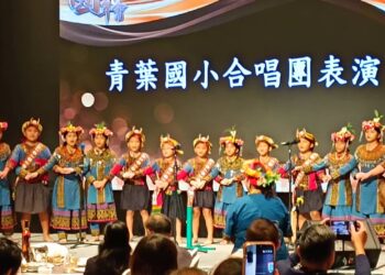 全球EMBA慈善珠寶晚宴圓滿落幕　珠寶藝術家吳佳楨作品公益珠寶走秀 攜手青葉國小傳遞教育希望