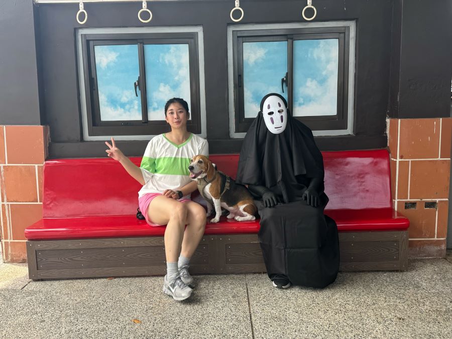  打造公館鄉「台版神隱村」旅遊趣味-當小千、無臉男遇上米格魯。 (圖/記者林均和攝)