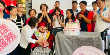 歡慶華山前金站十八週年 陪伴人瑞長輩回憶古早味