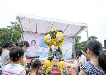 千禧公園變身夢幻水樂園!「夏日泡泡趴」巨型滑水道千人戲水降溫