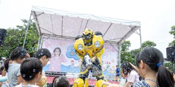 千禧公園變身夢幻水樂園!「夏日泡泡趴」巨型滑水道千人戲水降溫