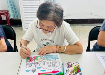 長者照顧關懷協會深入雙溪區帶領長輩創作生命繪本與演奏