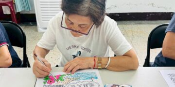 長者照顧關懷協會深入雙溪區帶領長輩創作生命繪本與演奏
