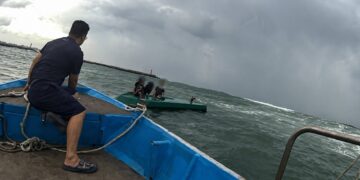海象惡劣漁船翻覆 海巡漁友聯手救援