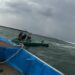 海象惡劣漁船翻覆 海巡漁友聯手救援