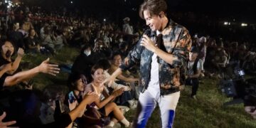 萬人合唱李聖傑、吉伊卡哇點亮夜空!台東熱氣球光雕秀狂吸2萬人