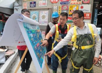 迎戰巴威颱風 黃偉哲著「青蛙裝」下水道縱走檢視清淤排水、防洪整備狀況