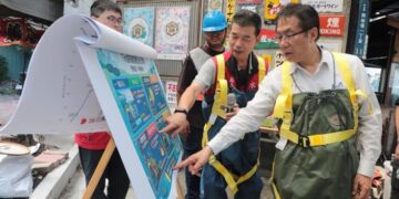 迎戰巴威颱風 黃偉哲著「青蛙裝」下水道縱走檢視清淤排水、防洪整備狀況