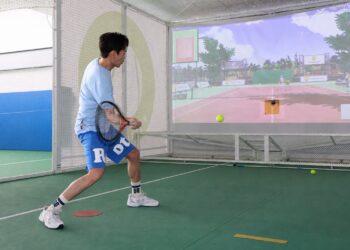 科技結合運動新體驗 侯友宜與黃鐙輝示範AI網球邀全家大小一同揮拍