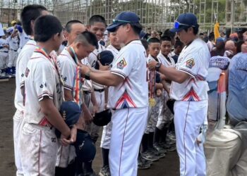 德芙蘭少棒日本IBA國際賽事勇奪冠軍！台中銀保經熱血加碼捐贈休旅車