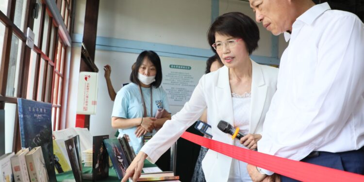 2026嘉義縣文學季開跑　展出王瓊玲的「文字舞台」
