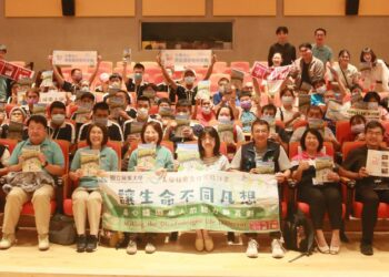 打開圖書館的另一種閱讀方式–屏東總圖易讀版導覽手冊新書發表會暨贈書儀式溫馨登場