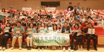 打開圖書館的另一種閱讀方式–屏東總圖易讀版導覽手冊新書發表會暨贈書儀式溫馨登場