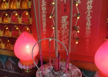 六堆忠義亭驚現「太歲圓滿香」奇景 信眾直呼神蹟顯赫