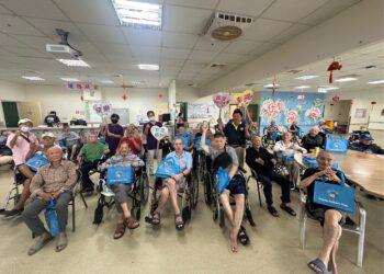 魏嘉彥贈禮慶祝八八節 感恩老榮民為國奉獻一生