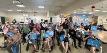 魏嘉彥贈禮慶祝八八節 感恩老榮民為國奉獻一生