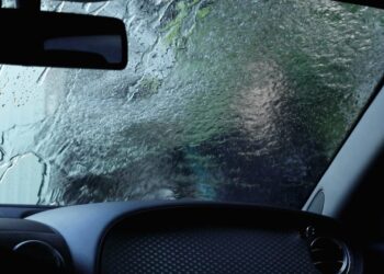 雨季視線盲區!前擋玻璃「這層東西」沒除 專家:等同盲目駕駛