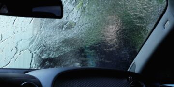 雨季視線盲區！前擋玻璃「這層東西」沒除   專家：等同盲目駕駛