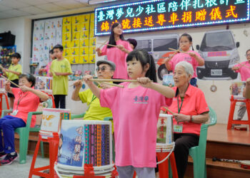新莊蔡氏家族捐贈交通車 協助牡丹心社區兒少圓臺灣夢