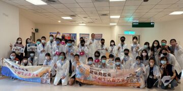 「醫起出發！高雄市立鳳山醫院舉辦中學生醫療探索體驗營，啟發健康素養與醫療夢想」