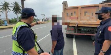 颱風來襲 里港警守護用路安全 警民攜手排除倒樹暨里港警訊