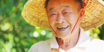 慈心有機農業發展基金會「橫山『蓮』想未來X實踐永續」的食農體驗 由「阿石伯蓮花田」的水田生態體驗 帶動國小師生共同保育生態