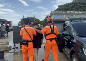 第五岸巡隊在此呼籲,面對野生動物應把握三不原則「不接觸、不干擾、不餵食」,依據野生動物保育法第18條規定,違者可處1年以下有期徒刑、拘役或最重併科30萬罰金。
